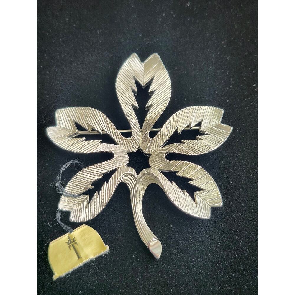 VINTAGE CROWN TRIFARI MAPLE LEAF Silvertone brooch 🍁